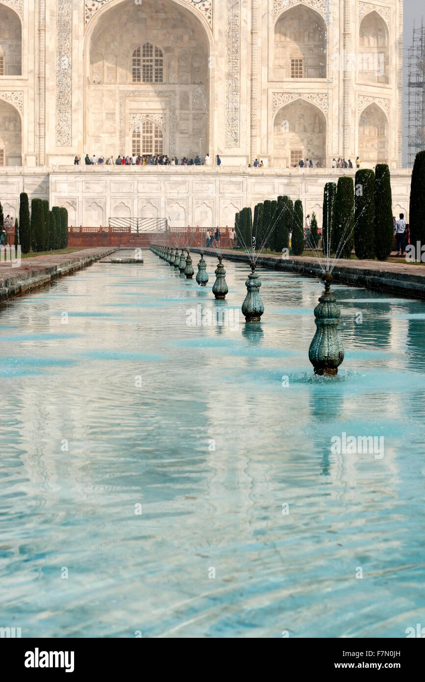 Water fountain row at taj mahal Fotos und Bildmaterial in hoher