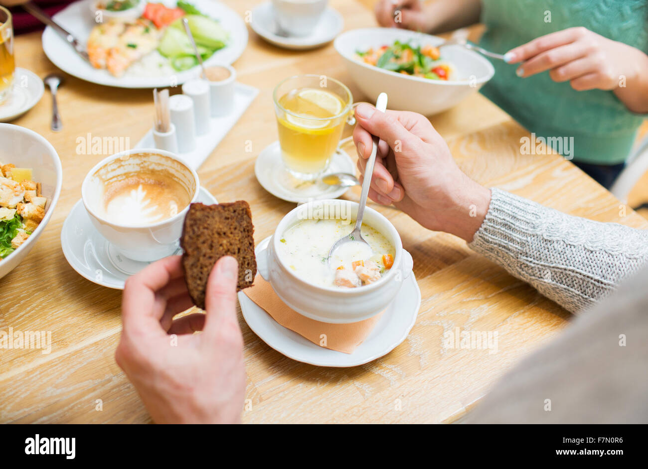 Nahaufnahme der Mann isst Suppe zum Abendessen im restaurant Stockfoto