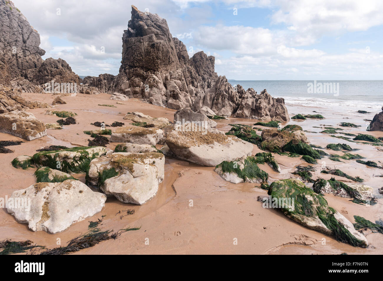 Große und kleine Felsen am Strand Küste Stockfoto