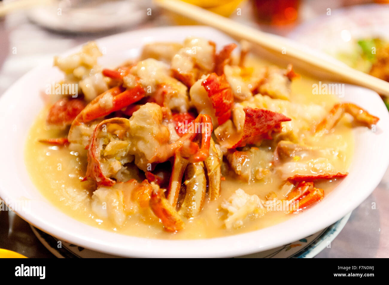 Hummer-Gericht in einer weißen Soße zerschnitten Stockfoto