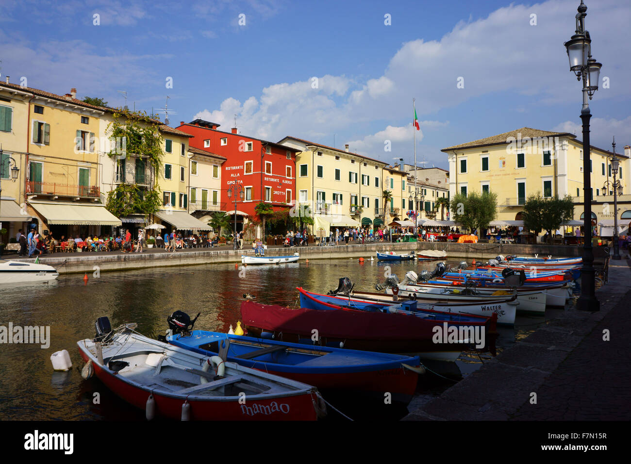 Hafen und die historische Stadt von Lazise, Gardasee, Provinz Verona, Italien Stockfoto