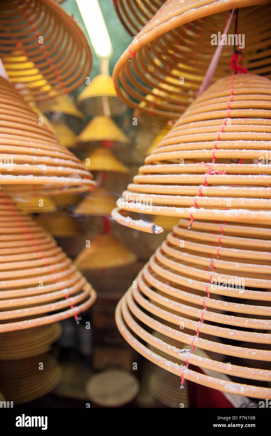 Große kreisförmige traditionelles Chinesisch brennende Räucherstäbchen Stockfoto