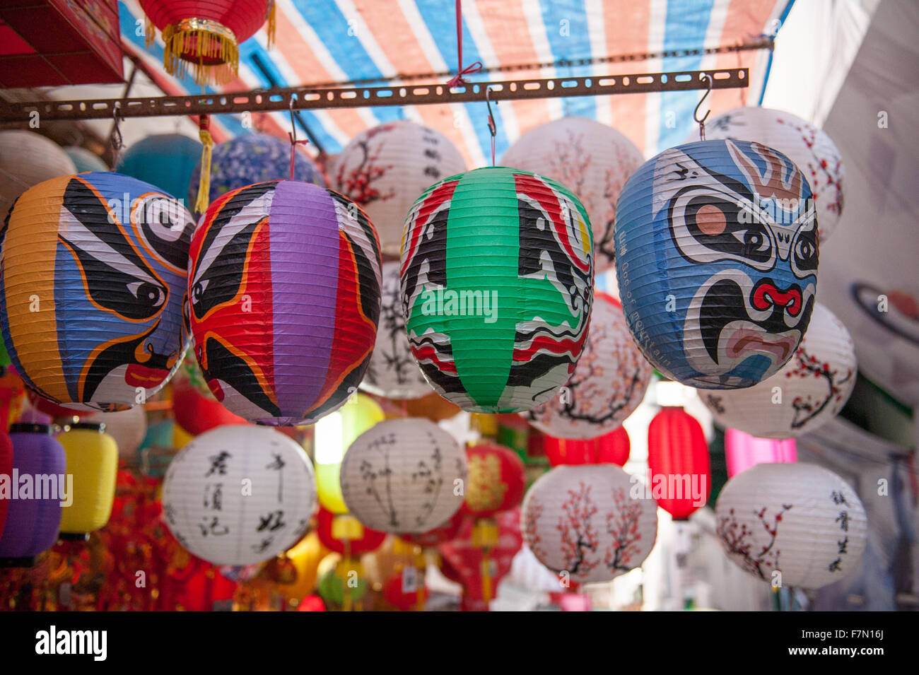 Chinesische Laternen hängen am Marktstand Stockfoto