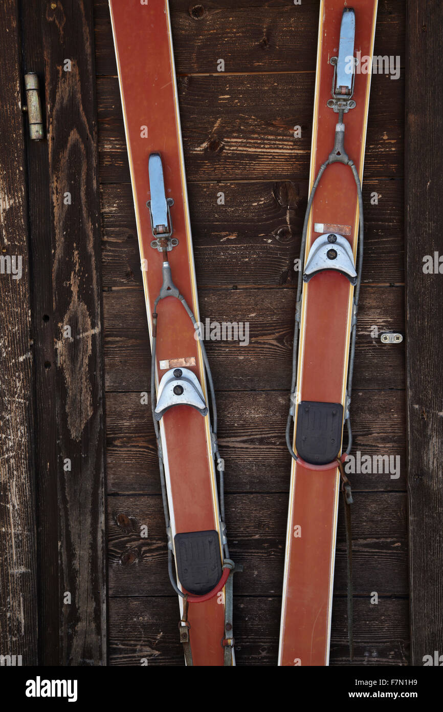 Vintage paar Ski gegen die Holzwand einer Ski-Hütte Stockfoto