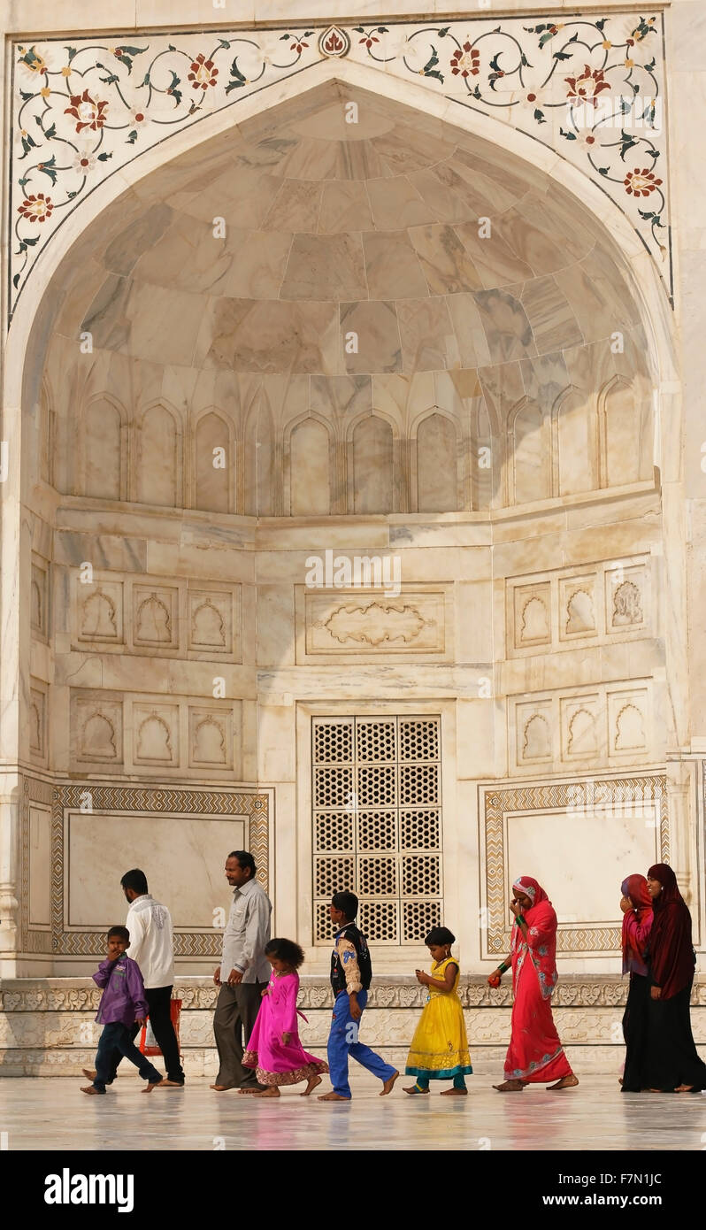 Eine Familie, die durch das Taj Mahal Stockfoto