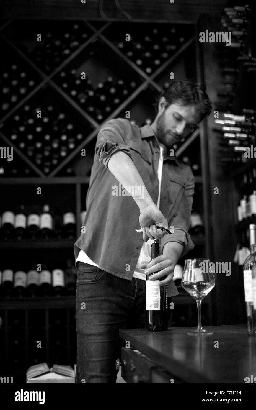 Eröffnung der Sommelier Flasche Wein Stockfoto