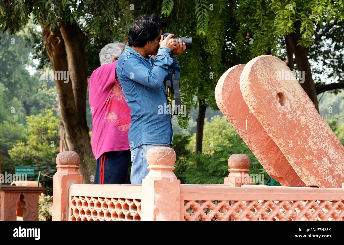 Zwei Männer, die Erfassung von Taj in der Nähe von alten Brunnen Stockfoto