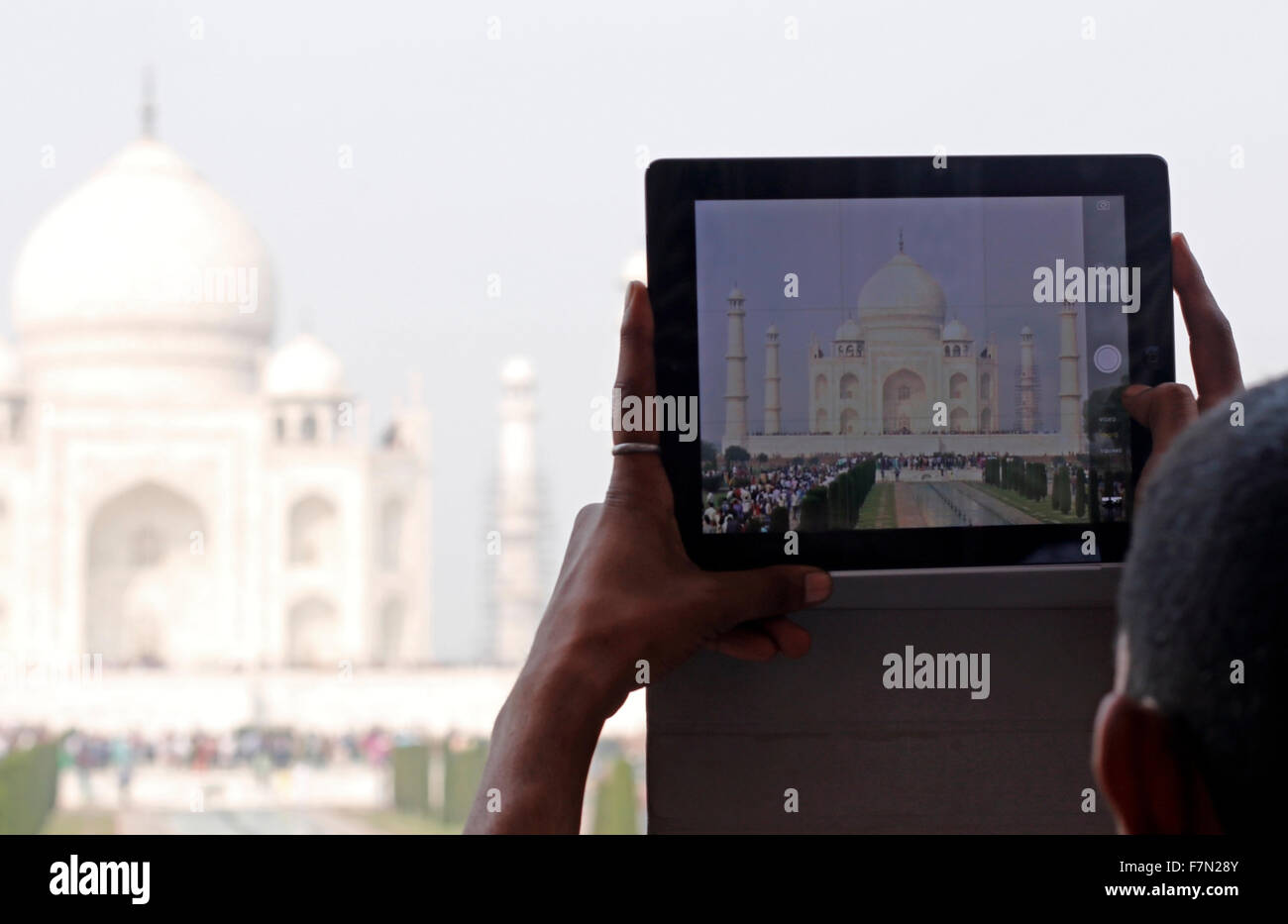 Ein Mann Erfassung Taj Mahal In seinen Tablet Stockfoto