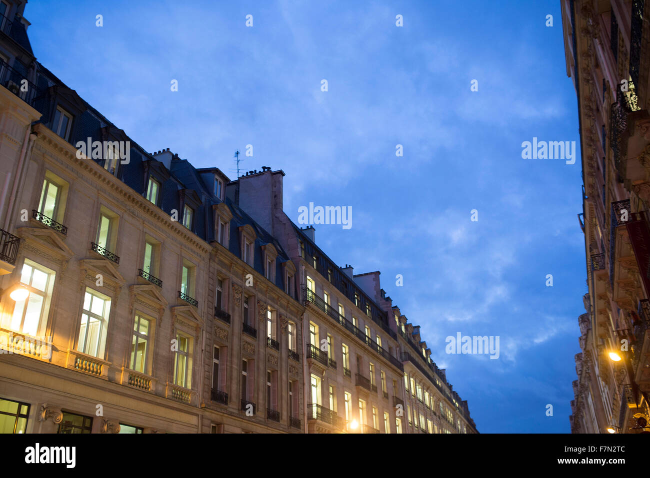 Mehrfamilienhaus in der Abenddämmerung Stockfoto