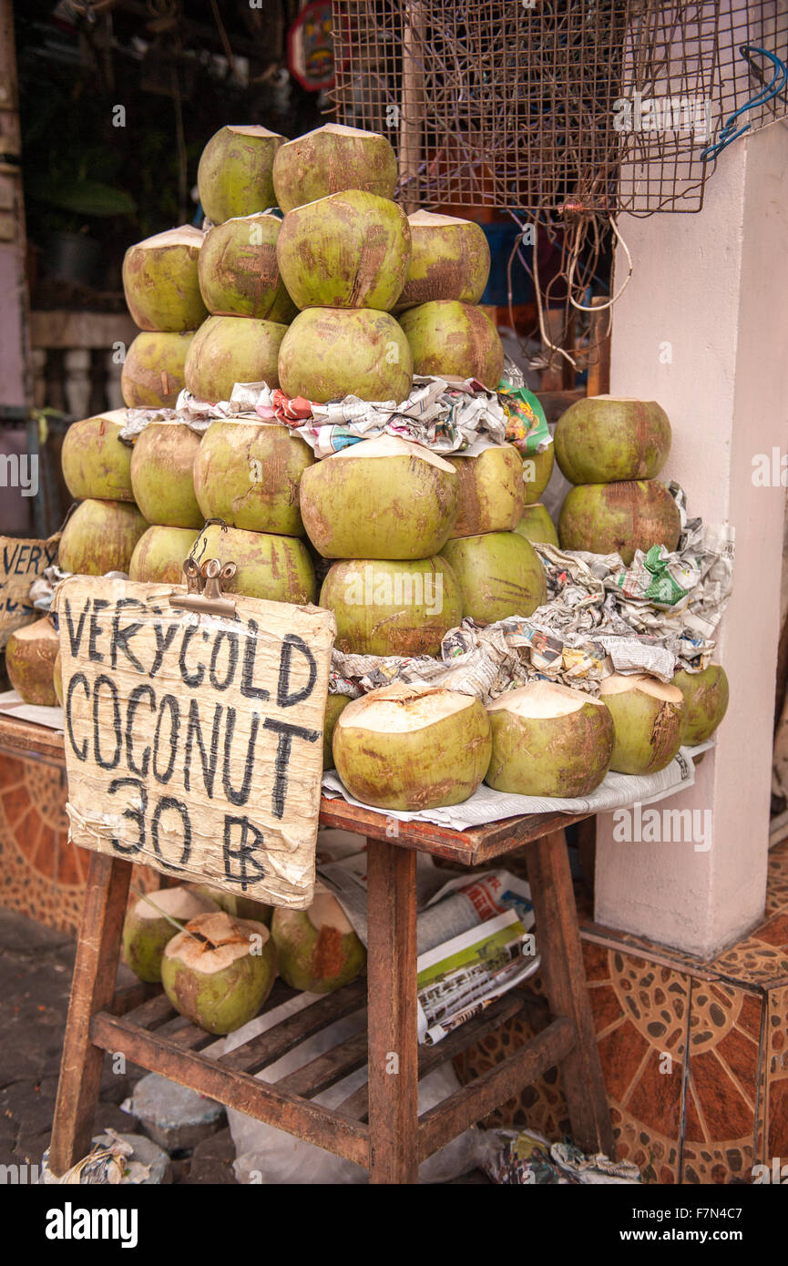 Grüne Kokosnuss zum Verkauf in Thailand zum trinken Stockfoto