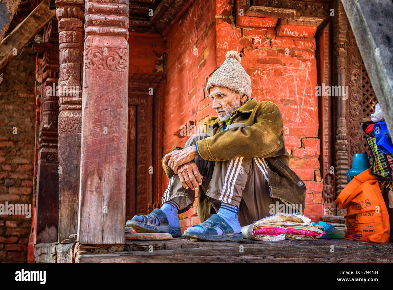 Älterer Mann betteln bei Pashupatinath Tempel in Kathmandu Stockfoto