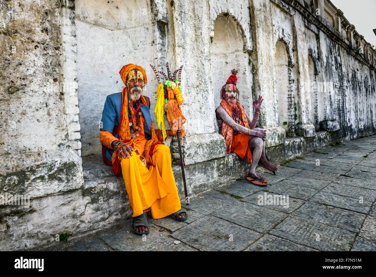 Wandernden Shaiva Sadhus (Heilige Männer) mit traditionellen Bodypainting in alten Pashupatinath Tempel Stockfoto