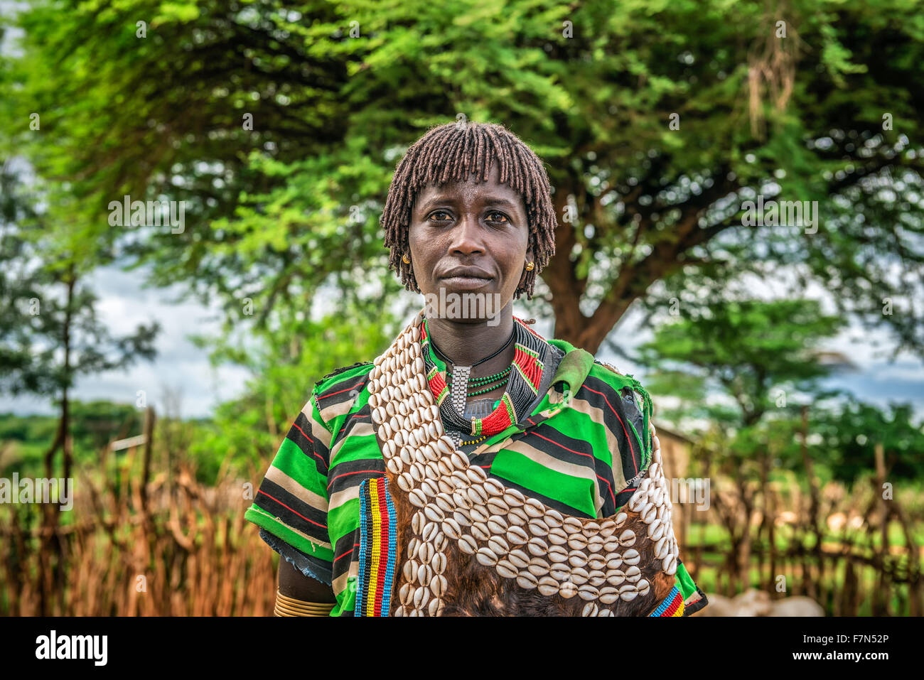 Porträt einer Frau vom Stamm Hamar in Südäthiopien Stockfoto