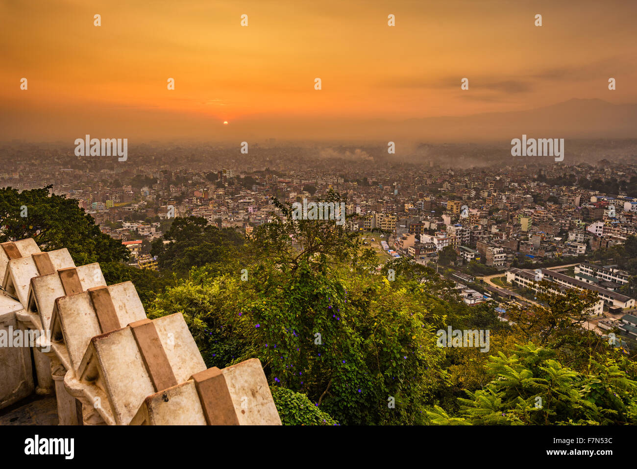 Sonnenaufgang über Kathmandu, Nepal, von Swayambhunath Tempel gesehen.  HDR verarbeitet. Stockfoto