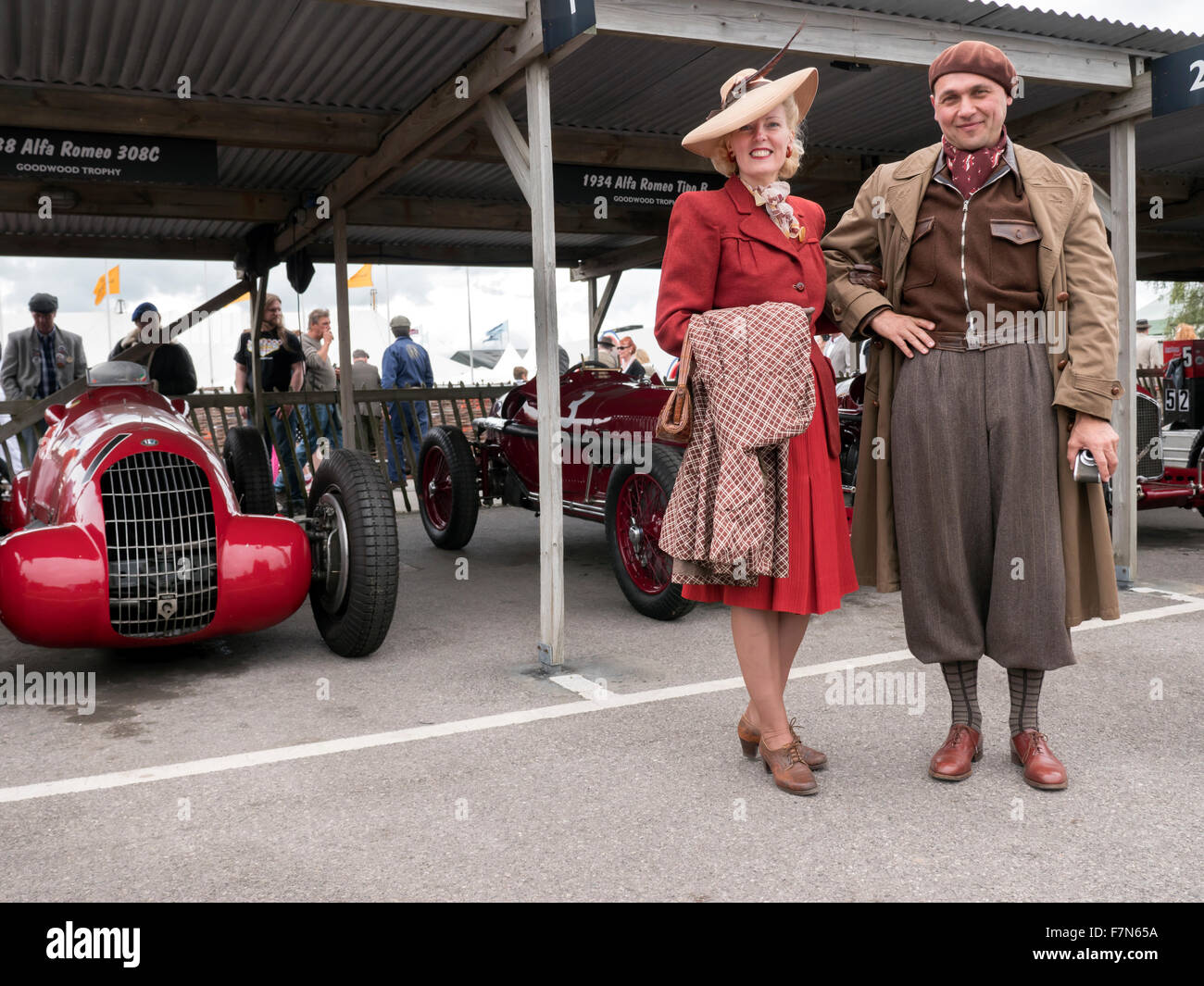 Besucher in Vintage-Mode beim Goodwood Revival treffen 2015 gekleidet Stockfoto
