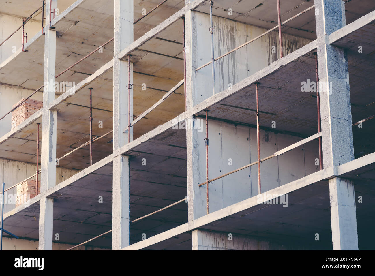 Bauindustrie site abstrakten geometrischen Hintergrund, konkrete Gebäude Etagen mit Gerüst und konstruktive Material Stockfoto