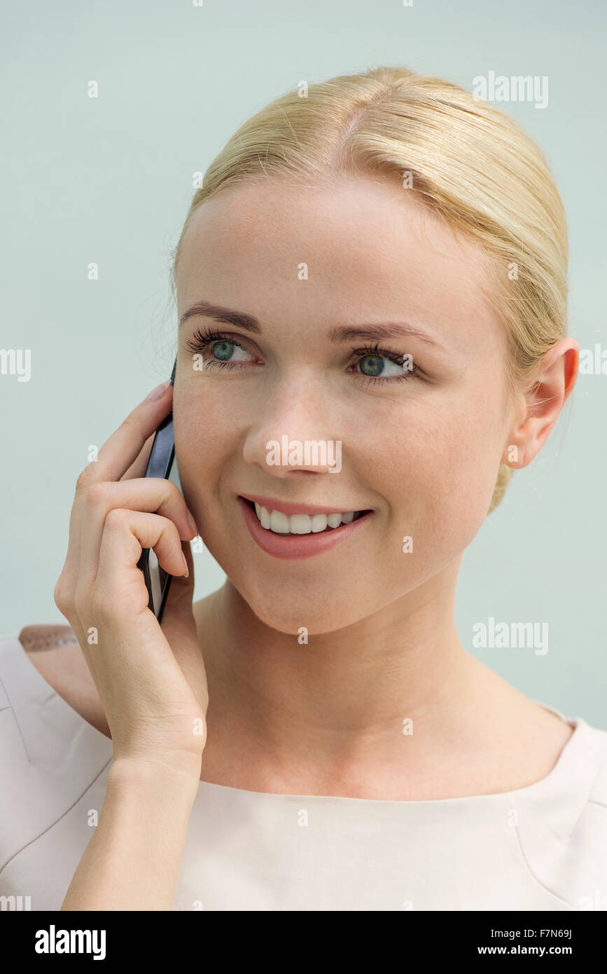 Frau Talkiing auf Handy, Lächeln Stockfoto