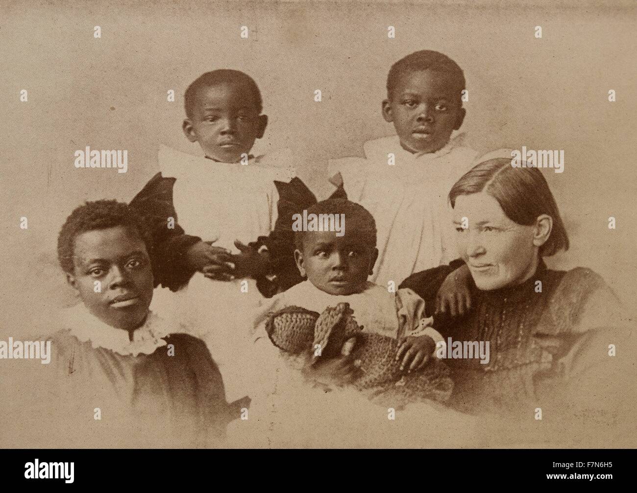 Mary Slessor (1848-1915) war ein schottischer Missionar nach Nigeria.  Sehen hier mit einigen ihrer einheimischen Freunde von Calabar in Westafrika. Stockfoto