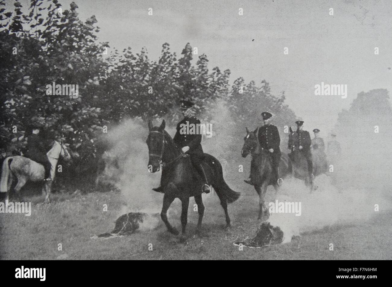 Wie eine Krone für den Erfolg seiner Entdeckung der Funktelegrafie Guglielmo Marconi ein italienischer Ingenieur mit einigen der Vorrichtung verwendet er 1898 Stockfoto