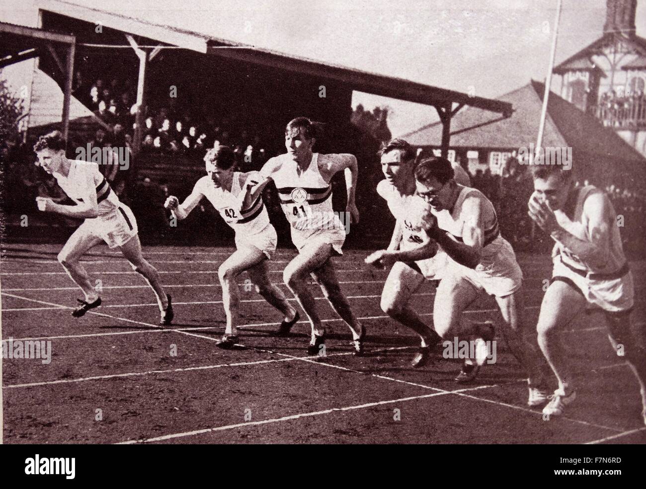 Der Start des Rennens als Roger Bannister (geb. 1929) (Dritter von links) den Weltrekord Meile brach. Stockfoto