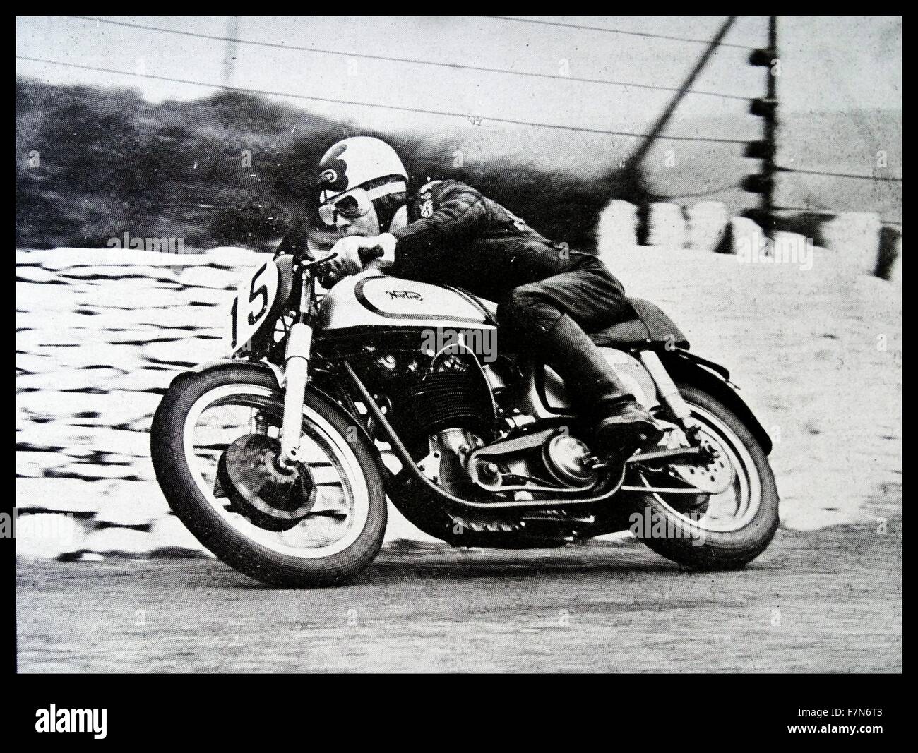 Reg Armstrong auf einer Norton, Gewinner der Trophy-Rennen des Jahres 1952, (Senior) ist hier zu sehen mit einer Ecke auf dem Platz. Stockfoto