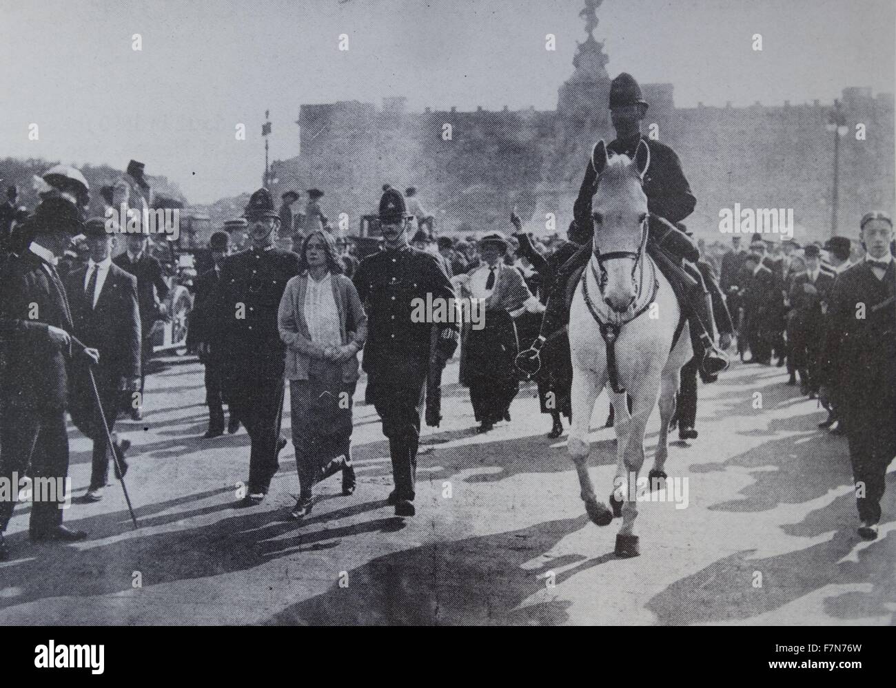 Verhaftung von Suffragetten Dora Thewlis 1907 vor Buckingham Palast in London Stockfoto