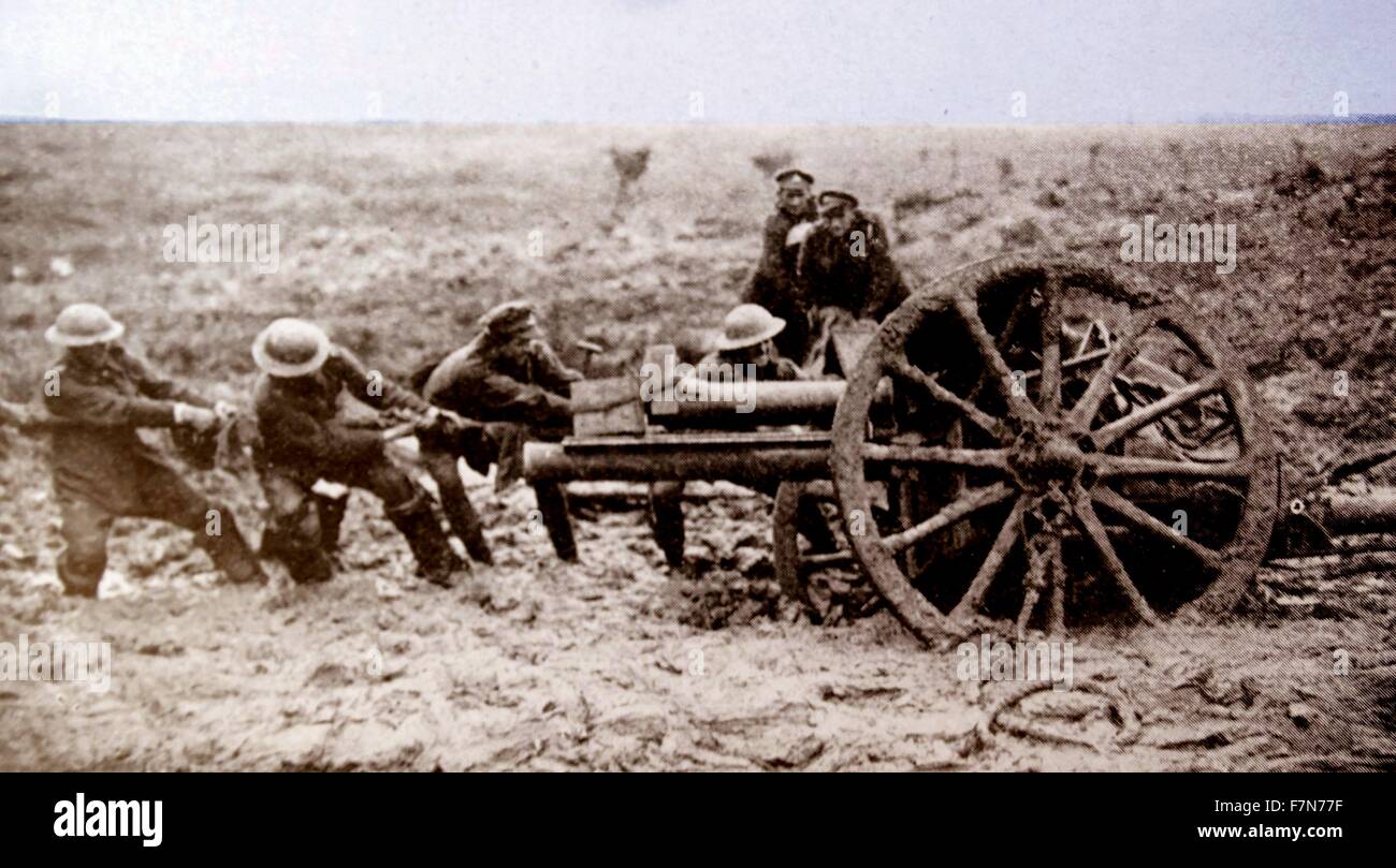 Weltkrieg eine britische Artillerie Waffe ist durch den Schlamm in eine Feuerstellung 1915 geschleppt. Stockfoto