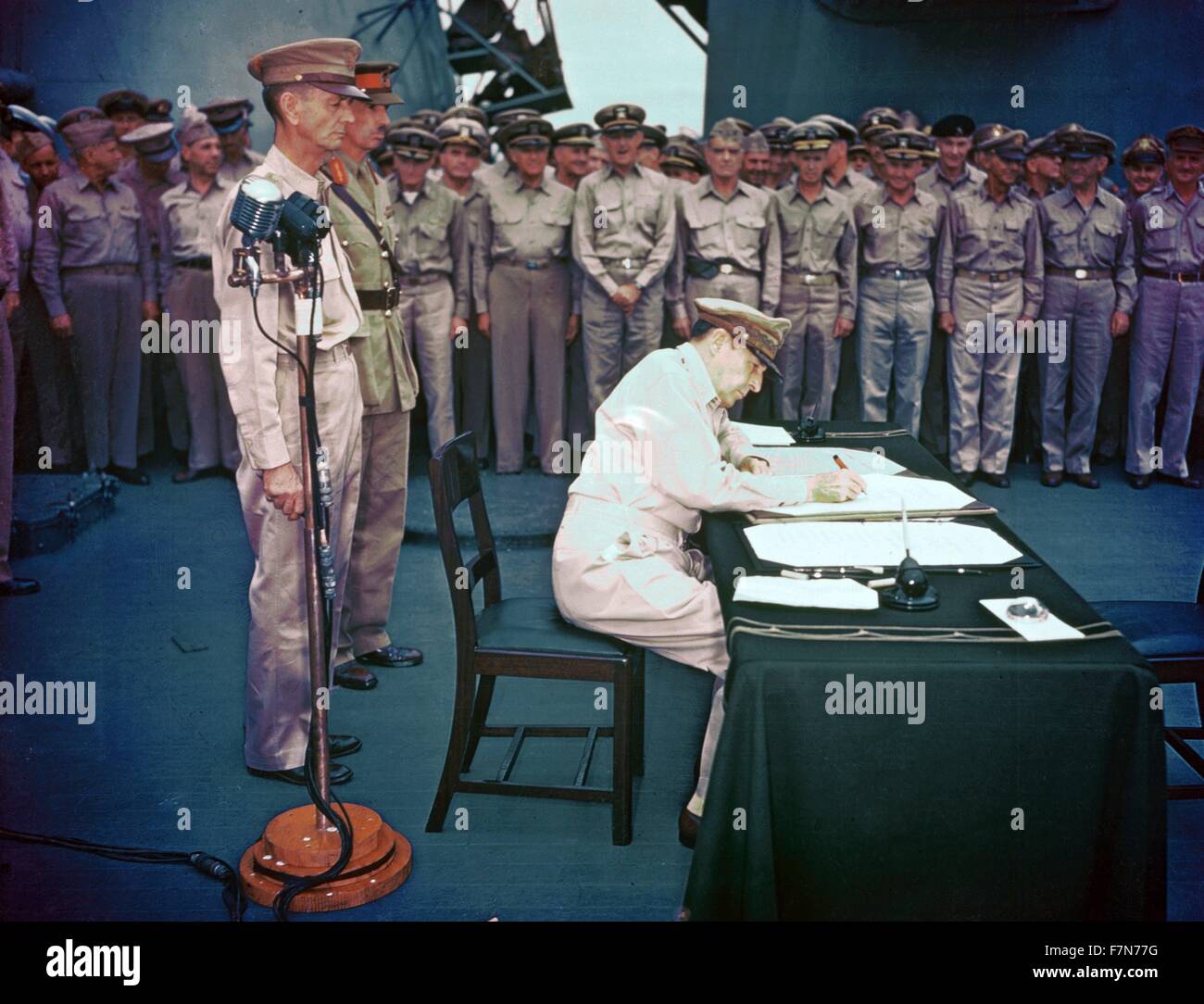 General Douglas MacArthur Unterzeichnung Instrument Kapitulation im Namen der verbündeten Kräfte 1945 Stockfoto