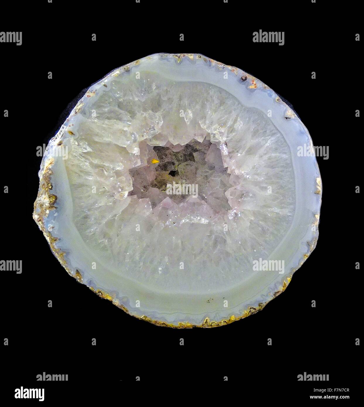 Links: Schneiden Sie aus einem Achat / rechts: Vase aus Bergkristall / Centre: Drusen Form u wo Flüssigkeiten Bläschen im Rock füllen wie es erstarrt. Stockfoto