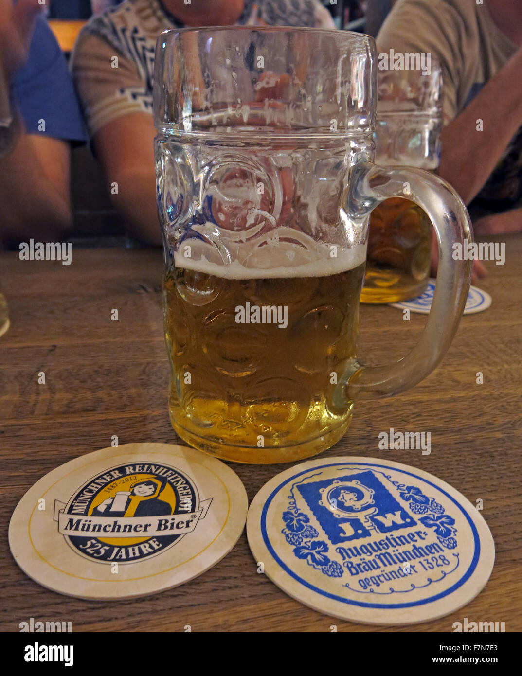 Oktoberfest in München, Bayern, Deutschland, Stein und zwei Bierdeckel Stockfoto