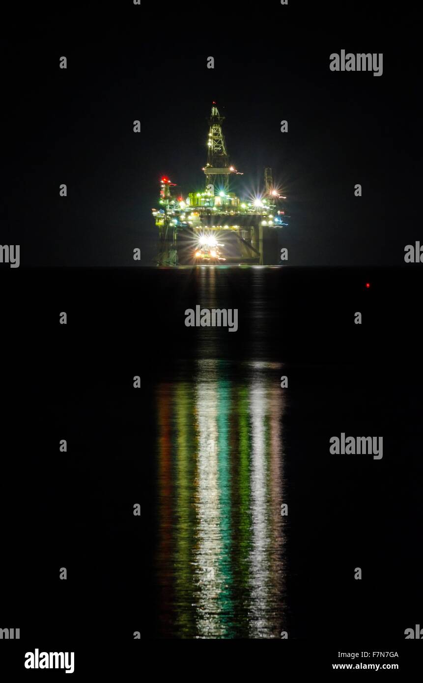 Eine Nacht Blick auf die Ölbohrplattform beleuchtet auf der Küste von Limassol in Zypern. Die Bohrinsel schwimmt auf die Mediterrane Stockfoto