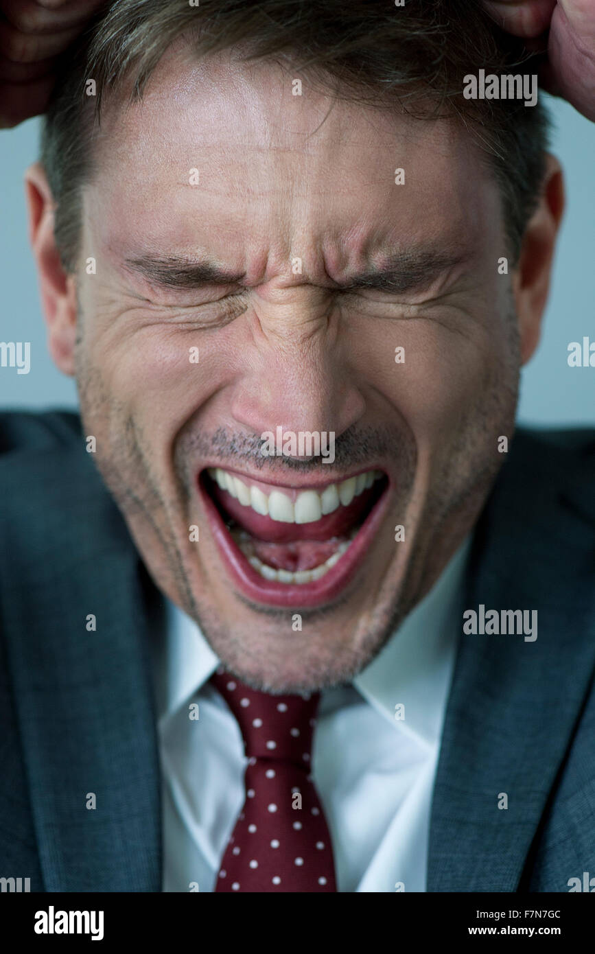 Geschäftsmann, schrie frustriert Stockfoto