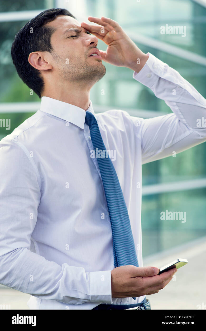 Geschäftsmann empfangenden schlechte Nachrichten Stockfoto