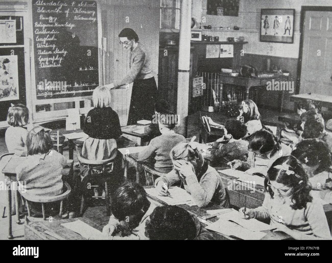 Unterricht in einer Dorfschule von einem Lehrer erfordert großen Einfallsreichtum, für die Kinder, deren Alter von 5-12 Jahren reichen sind in den verschiedenen Phasen und jede Gruppe braucht getrennten Unterricht. 1950 Stockfoto