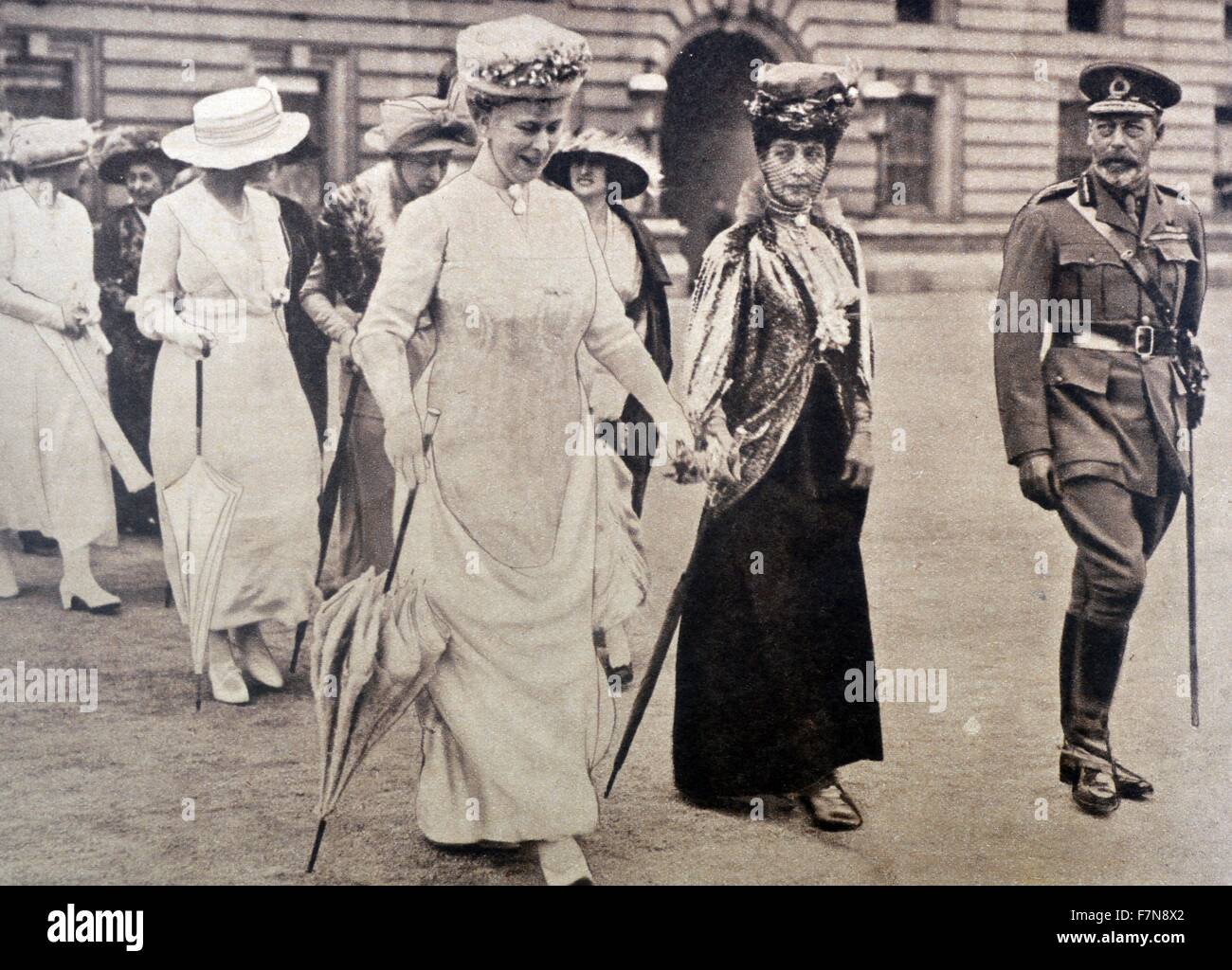 Foto von König Georg v. und Königin Mary von Teck, Wandern mit Königin Alexandra. Datiert 1919 Stockfoto