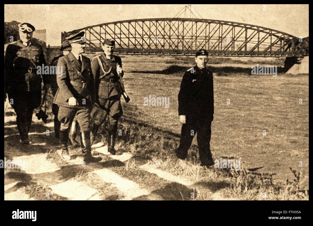 Foto von Adolf Hitler (1889-1945) entlang den Ufern der Weichsel, Polen. Die Weichsel war wertvoll mit der Fähigkeit, große Mengen an Händler Verkehr zu tragen. Datierte 1939 Stockfoto