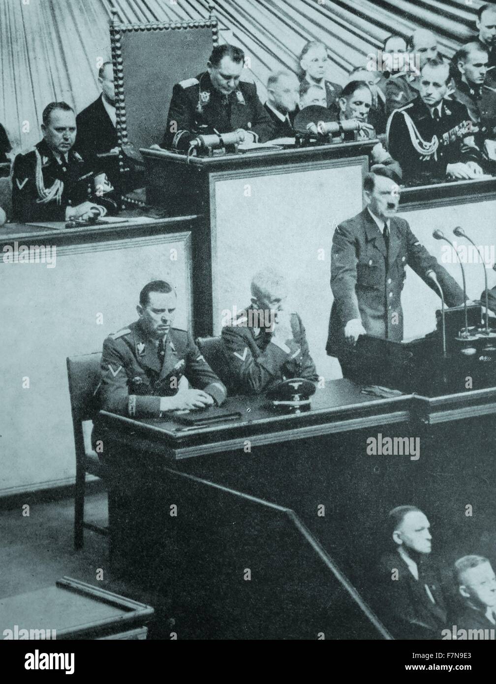 Foto von einer Sitzung des Reichstags in der Krolloper. Adolf Hitler gesehen ihr seine Handlungen gegen Polen zu rechtfertigen. Setzte sich neben Hitler ist Hermann Göring, die sein Nachfolger benannt wurde. Datierte 1939 Stockfoto