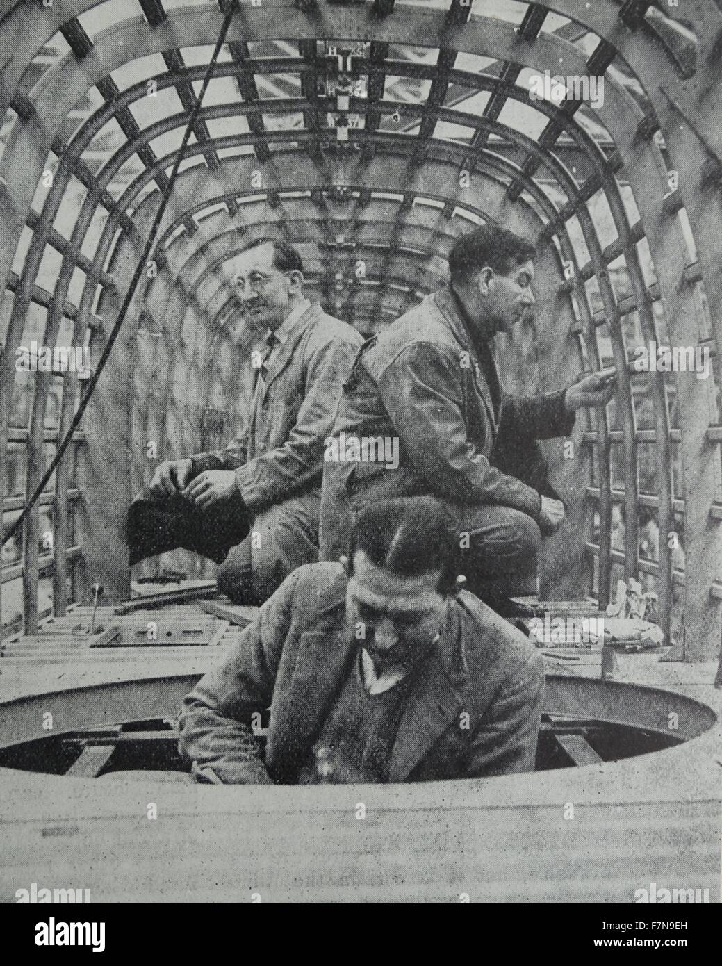 Foto einer Inspektion "Glashaus" des Bombers über Stand. Das Glass House befindet sich an der Nase von der des Flugzeugs. Datierte 1939 Stockfoto