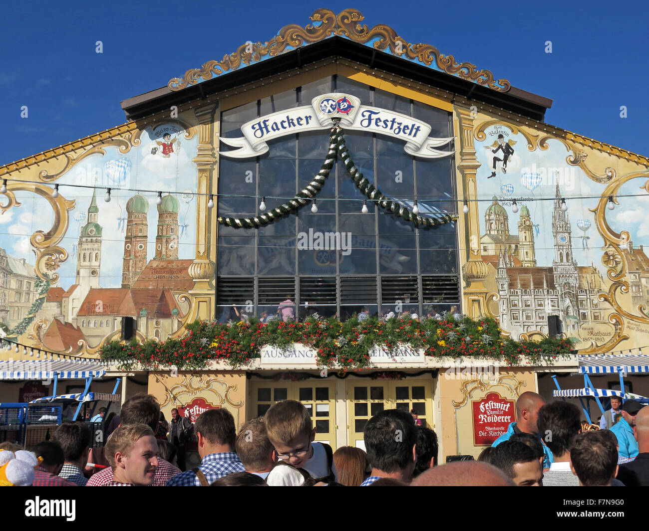 Münchner Oktoberfest in Deutschland Volksfest Bierfest und Reisen Kirmes, Hacker-Festzelt mit Menschen Stockfoto