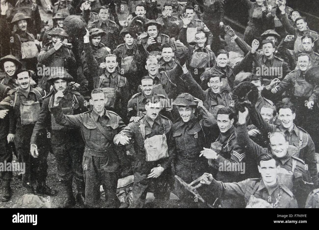 Foto von britischen und französischen Truppen singen die alten Lieder des Krieges. Zum zweiten Mal segelte die British Expeditionary Force nach Frankreich, um ihre französischen Verbündeten zu helfen. Datierte 1939 Stockfoto