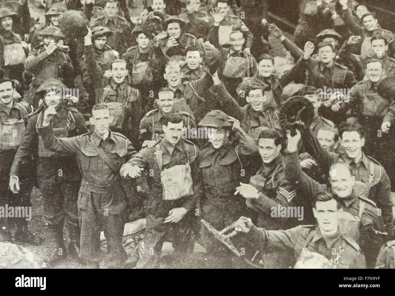 Foto von britischen und französischen Truppen singen die alten Lieder des Krieges. Zum zweiten Mal segelte die British Expeditionary Force nach Frankreich, um ihre französischen Verbündeten zu helfen. Datierte 1939 Stockfoto