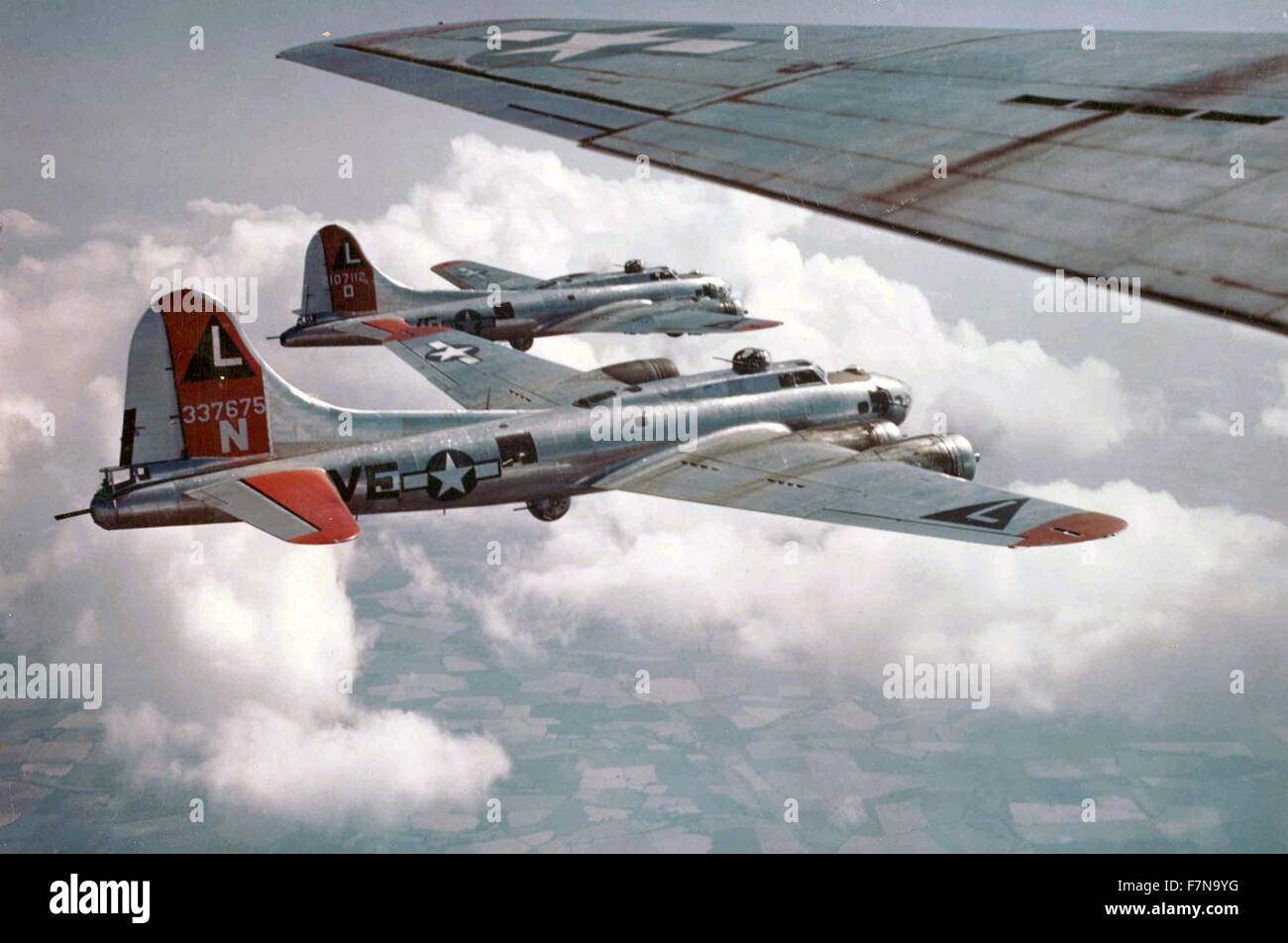 Zweiter Weltkrieg Flugzeuge: B - 17G Festungen von 381st Bomb Group im Flug, Sommer 1944 Stockfoto