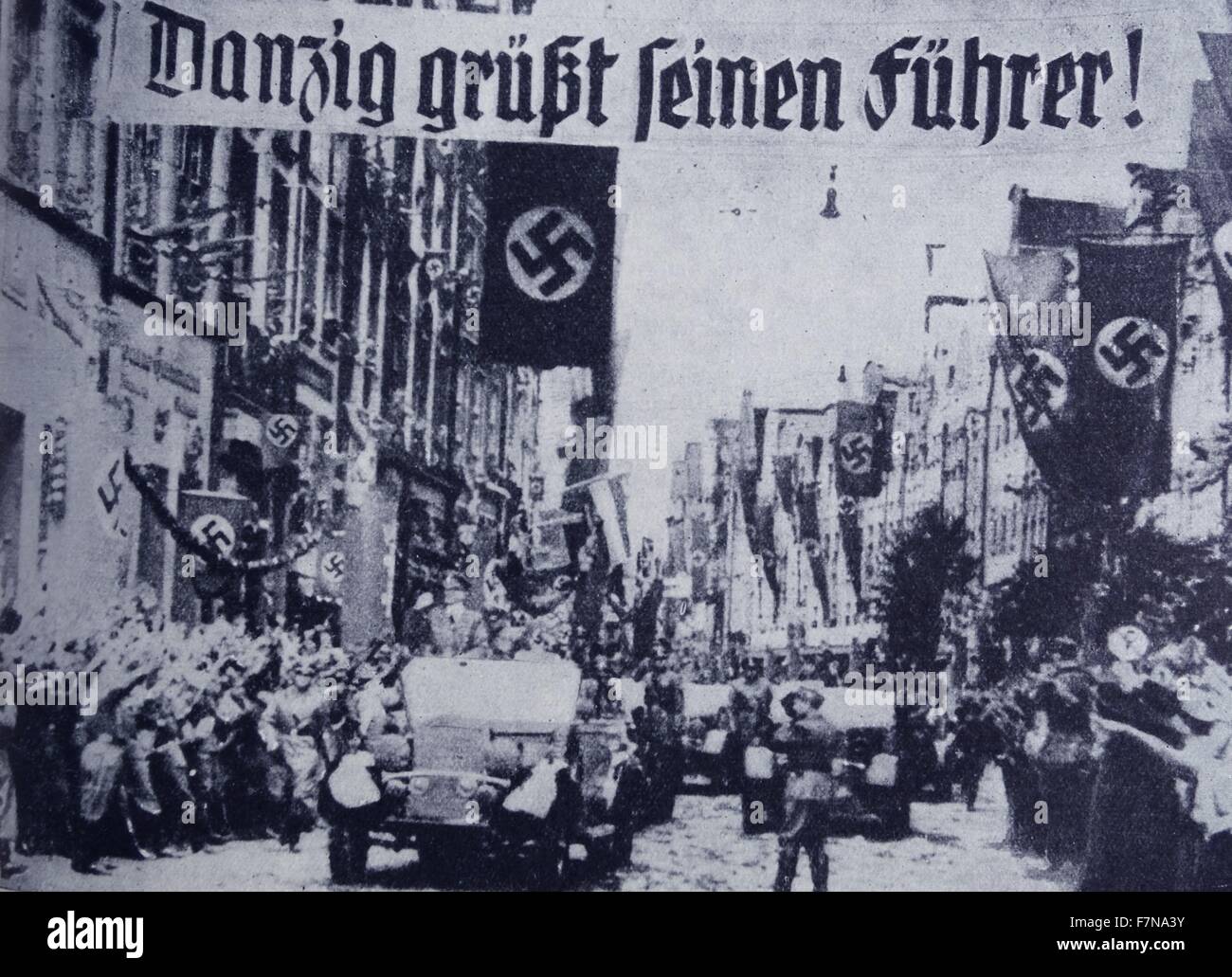 Foto von einer Parade in Danzig Gruß Hitler und Nazi-Soldaten. Datierte 1939 Stockfoto