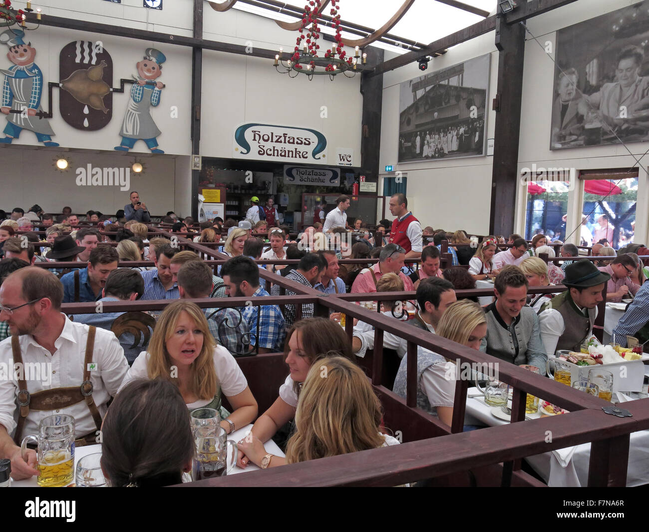 Im Inneren des Zeltes Ammer Bier, Münchner Oktoberfest, Bayern, Deutschland Stockfoto
