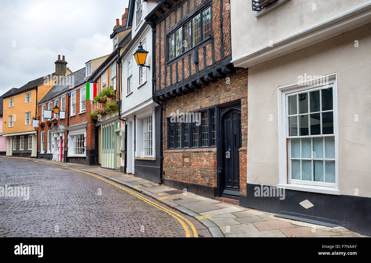 Gepflasterten Straßen und hübschen Cottages in Norwich, Norfolk Stockfoto