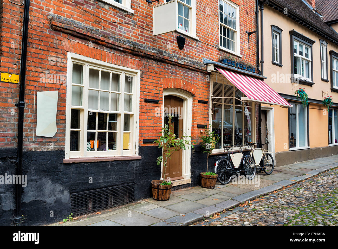 Gepflasterten Straßen und Geschäfte in Norwich, Norfolk Stockfoto