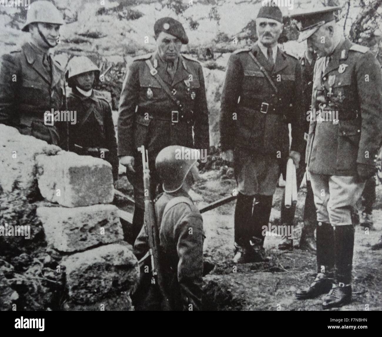 Foto von der rumänischen Premiere, Marschall Antonescu, Inspektion einer rumänischen Position in der Krim-Kampfzone. Datiert 1940 Stockfoto