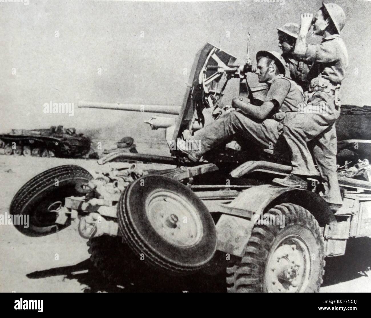 Foto von Infanterie und Anti-Tank "Gunners" bei der Bekämpfung von Knightsbridge. Vom 1942 Stockfoto