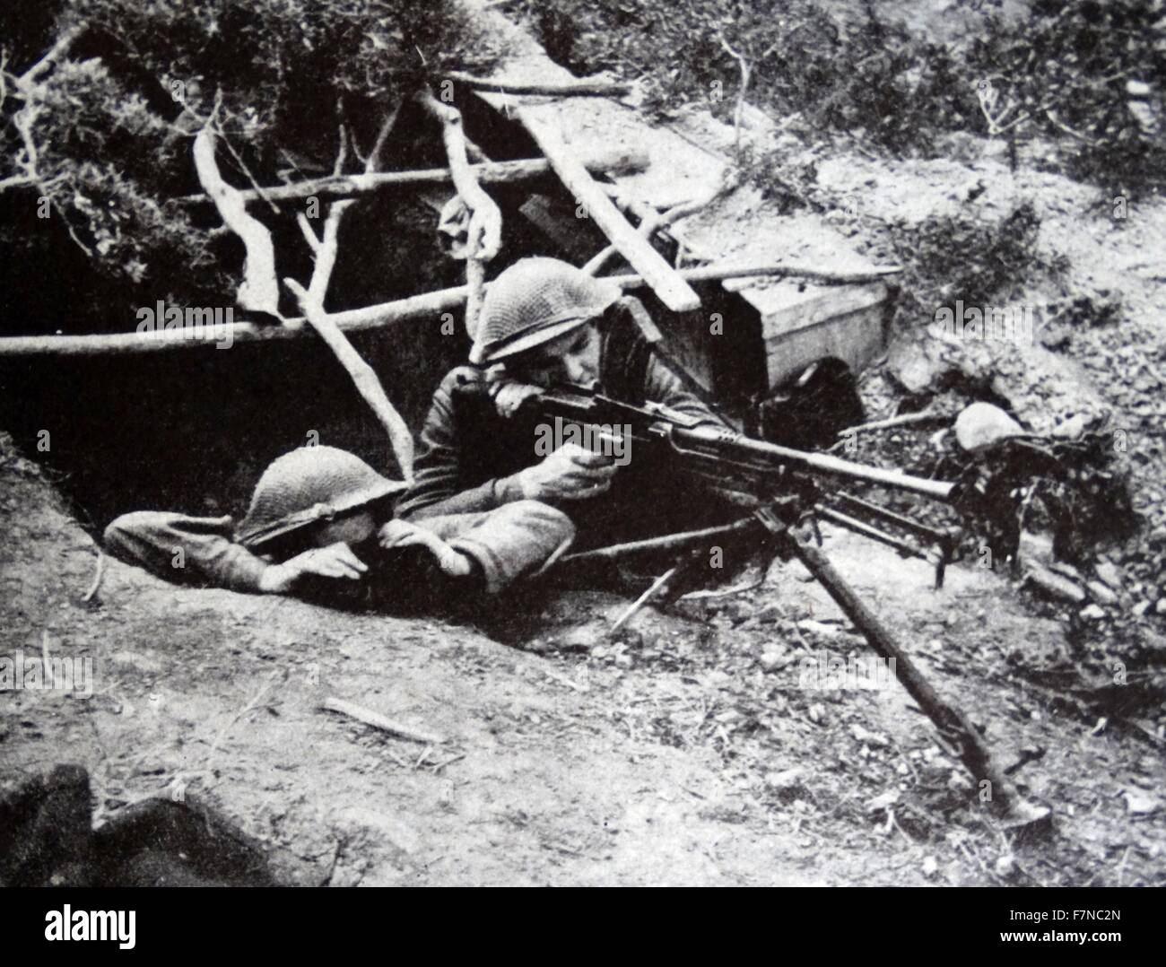 Foto der ersten Armee Bren Kanonier und seine Beobachter in den Hügeln in der Nähe von Matuer, Tunesien gebucht. Vom 1942 Stockfoto