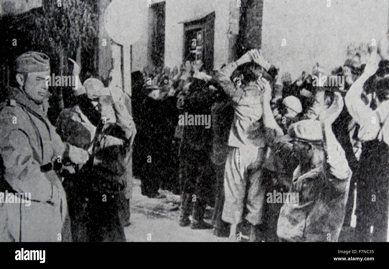 Foto zeigt einen Gestapo Überfall auf das Warschauer Ghetto. Die Gestapo-Agenten von der geheimen Staatspolizei suchen die Bewohner. Datiert 1941. Stockfoto
